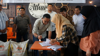 Bantuan pupuk dan pestisida dari Lonsum ini mendukung agar kualitas hasil perkebunan masyarakat meningkat. Bantuan pupuk dan pestisida dari Lonsum ini mendukung agar kualitas hasil perkebunan masyarakat meningkat.