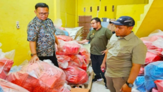 Komisioner KPU Sumut, Robby Effendi memeriksa logistik Pemilu 2024. Komisioner KPU Sumut, Robby Effendi memeriksa logistik Pemilu 2024.