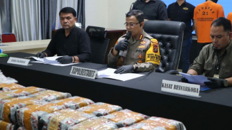 Sabu 53 kg dan 10 ribu pil ekstasi diamankan Satreskoba Polrestabes Medan. Sabu 53 kg dan 10 ribu pil ekstasi diamankan Satreskoba Polrestabes Medan.