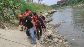 Tim SAR mengevakuasi jasad korban. Tim SAR mengevakuasi jasad korban.