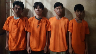 Tampang 4 tersangka pemerkosa mahasiswi di Medan ditangkap. Tampang 4 tersangka pemerkosa mahasiswi di Medan ditangkap.