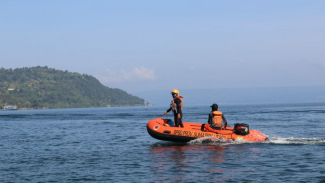 Personel Basarnas patroli pengamanan sekitar venue F1 Powerboat Danau Toba. Personel Basarnas patroli pengamanan sekitar venue F1 Powerboat Danau Toba.