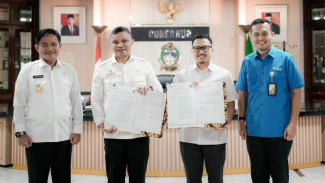 Pj Gubernur Sumut, Hassanudin bersama Direktur Keuangan BPJS Ketenagakerjaan, Asep Rahmat Suwanda menyaksikan perjanjian kerja sama. Pj Gubernur Sumut, Hassanudin bersama Direktur Keuangan BPJS Ketenagakerjaan, Asep Rahmat Suwanda menyaksikan perjanjian kerja sama.