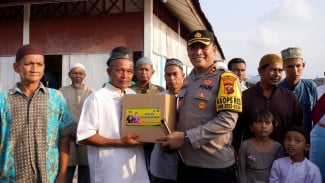 Berbagi Sembako dan Takjil di Kampung Nelayan Seberang, Ini Pesan AKBP Janton Silaban