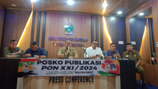 Plt Ketua Asprov PSSI Sumut, Arya Sinulingga (baju putih) hadir di Posko Publikasi PON XXI/2024 Wilayah Sumut. Plt Ketua Asprov PSSI Sumut, Arya Sinulingga (baju putih) hadir di Posko Publikasi PON XXI/2024 Wilayah Sumut.