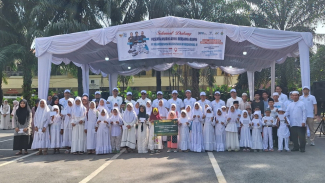 Pemberian santunan kepada anak yatim dan piatu. Pemberian santunan kepada anak yatim dan piatu.