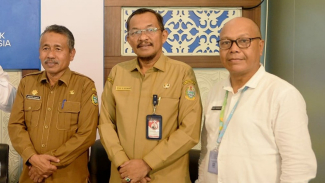 Asisten Pemerintahan dan Kesejahteraan Rakyat Provinsi Sumut, Basarin Yunus Tanjung (kiri). Asisten Pemerintahan dan Kesejahteraan Rakyat Provinsi Sumut, Basarin Yunus Tanjung (kiri).
