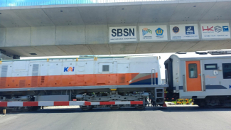 Kereta api melintas di perlintasan. Kereta api melintas di perlintasan.