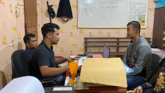 Satreskrim Polres Nisel periksa Kepsek SMK Negeri 1 Siduaori, Nisel, SZ. Satreskrim Polres Nisel periksa Kepsek SMK Negeri 1 Siduaori, Nisel, SZ.