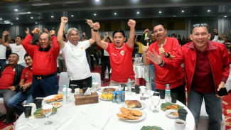 Kegembiraan Pj Gubernur Sumut, Hassanudin saat gol Timnas Indonesia ke gawang Uzbekistan tapi dibatalkan wasit. Kegembiraan Pj Gubernur Sumut, Hassanudin saat gol Timnas Indonesia ke gawang Uzbekistan tapi dibatalkan wasit.