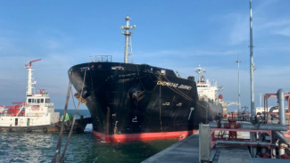 Aktivitas kapal di Pelabuhan Kuala Tanjung. Aktivitas kapal di Pelabuhan Kuala Tanjung.