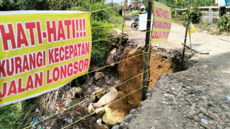 Jalan Alternatif Langkat-Karo Longsor, Sisakan 1 Meter yang Bisa Dilalui Pengendara