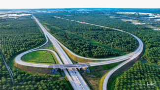 Hutama Karya dalam pengerjaan Jalan Tol Trans Sumatera (JTTS). Hutama Karya dalam pengerjaan Jalan Tol Trans Sumatera (JTTS).