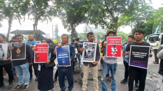 Jurnalis membawa poster penolakan RUU Penyiaran. Jurnalis membawa poster penolakan RUU Penyiaran.
