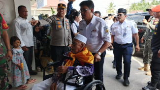 Petugas kereta api memberikan pelayanan kepada jamaah haji asal Kabupaten Labuhanbatu. Petugas kereta api memberikan pelayanan kepada jamaah haji asal Kabupaten Labuhanbatu.