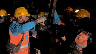 Petugas PLN memulihkan pemadaman listrik di Sumut. Petugas PLN memulihkan pemadaman listrik di Sumut.