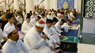 Pj Gubernur Sumut, Hassanudin bersama ribuan masyarakat salat Idul Adha di Masjid Agung Medan. Pj Gubernur Sumut, Hassanudin bersama ribuan masyarakat salat Idul Adha di Masjid Agung Medan.