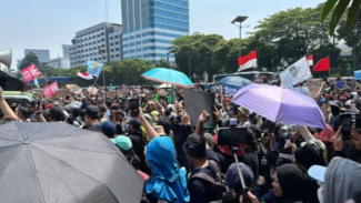 Aksi demo di depan DPR RI. Aksi demo di depan DPR RI.
