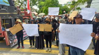 Massa mendesak ASN yang mendukung Paslon kepala daerah dipecat.