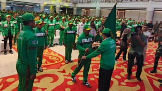 Pj Gubernur Sumut, Agus Fatoni menyerahkan bendera pataka kepada Ketua KONI Sumut, John Ismadi Lubis. Pj Gubernur Sumut, Agus Fatoni menyerahkan bendera pataka kepada Ketua KONI Sumut, John Ismadi Lubis.