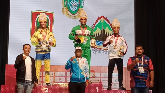 Ketua KONI Kota Medan, Eddy H Sibarani diabadikan bersama juara nomor Men Ketua KONI Kota Medan, Eddy H Sibarani diabadikan bersama juara nomor Men