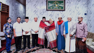 Saat Silaturahmi, Syekh Ali Akbar Berikan Tasbih dan Ulos Kepada Edy Rahmayadi