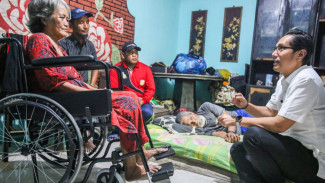 Istri Penderita Stroke di Medan Terharu Saat Terima Kursi Roda dari Rico Waas