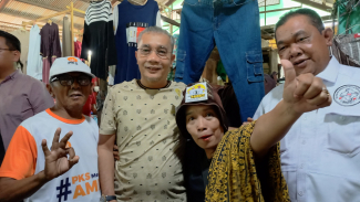 Calon Wakil Wali Kota Medan nomor urut 3, Yasyir Ridho Loebis saat menyambangi Pasar Sentosa Baru. Calon Wakil Wali Kota Medan nomor urut 3, Yasyir Ridho Loebis saat menyambangi Pasar Sentosa Baru.