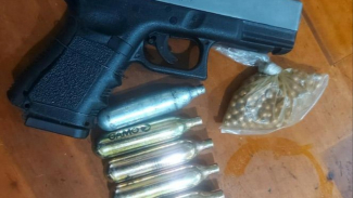 Barang bukti airsoft gun milik milik pelaku. Barang bukti airsoft gun milik milik pelaku.