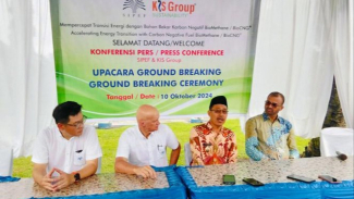 Bupati Labusel, Edimin (batik) bersama CEO KIS Group, Raghunath K.R (kanan) dan Presiden Direktur PT Tolan Tiga Indonesia (SIPEF Group), Peter Bayliss (kedua kiri) berikan keterangan pers. Bupati Labusel, Edimin (batik) bersama CEO KIS Group, Raghunath K.R (kanan) dan Presiden Direktur PT Tolan Tiga Indonesia (SIPEF Group), Peter Bayliss (kedua kiri) berikan keterangan pers.