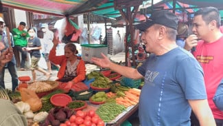 Temani Istri Belanja di Pasar Beruang Medan, Edy Rahmayadi dengar Keluhan Pedagang