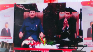Presiden RI, Prabowo Subianto bersama Joko Widodo usai pengucapan sumpah sebagai Presiden RI pada Sidang Paripurna MPR RI.