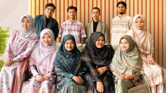 Elsa Maharani bersama sebagian tim dan produk Maharrani Hijab. Elsa Maharani bersama sebagian tim dan produk Maharrani Hijab.