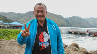 Calon Bupati Humbahas nomor urut 2, Hendri Tumbur Simamora dengan latar belakang Danau Toba. Calon Bupati Humbahas nomor urut 2, Hendri Tumbur Simamora dengan latar belakang Danau Toba.