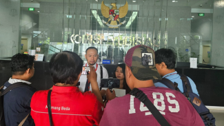 3 PN Medan dilaporkan ke KY terkait vonis lepas (onslag) pasutri terkait kasus pemalsuan merugikan perusahaan Rp583 miliar. 3 PN Medan dilaporkan ke KY terkait vonis lepas (onslag) pasutri terkait kasus pemalsuan merugikan perusahaan Rp583 miliar.