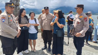 Personel kepolisian melakukan pengamanan Aquabike 2024 di Danau Toba. Personel kepolisian melakukan pengamanan Aquabike 2024 di Danau Toba.