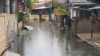 Air menggenangi kawasan pemukiman kebanjiran penduduk di Kecamatan Medan Labuhan. Air menggenangi kawasan pemukiman kebanjiran penduduk di Kecamatan Medan Labuhan.