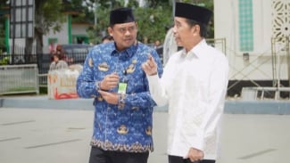 Presiden RI ke-7, Joko Widodo bersama Bobby Nasution. Presiden RI ke-7, Joko Widodo bersama Bobby Nasution.