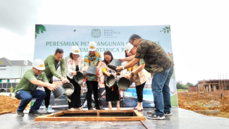Peletakan batu pertama pembangunan club house Royal Botanica Park. Peletakan batu pertama pembangunan club house Royal Botanica Park.