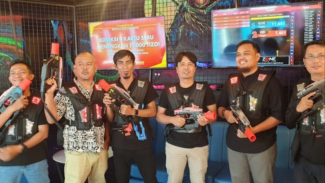 Pengunjung bermain permainan laser tag di Timezone Sun Plaza. Pengunjung bermain permainan laser tag di Timezone Sun Plaza.