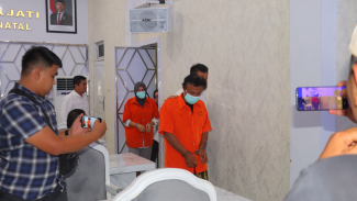 Pasutri di Madina ditangkap karena produksi video porno. Pasutri di Madina ditangkap karena produksi video porno.
