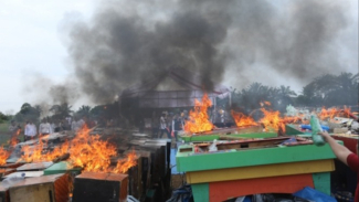 Ratusan mesin judi dimusnahkan dengan dibakar. Ratusan mesin judi dimusnahkan dengan dibakar.