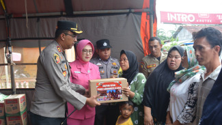 Kebakaran Rumah di Kota Pinang, Kapolres Labusel Serahkan Bantu Kepada Korban