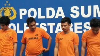 Empat warga sipil tersangka pembunuhan eks anggota TNI, Andreas Rury Stein. Empat warga sipil tersangka pembunuhan eks anggota TNI, Andreas Rury Stein.