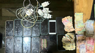Barang bukti judi online saat diamankan petugas kepolisian. Barang bukti judi online saat diamankan petugas kepolisian.