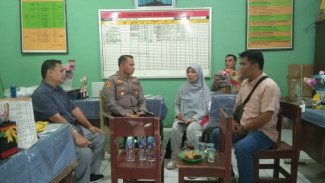Mediasi kasus wali kelas hukum murid belajar di lantai kelas. Mediasi kasus wali kelas hukum murid belajar di lantai kelas.