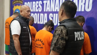 Para tersangka (baju orange) kasus perdagangan anak yang diungkap Polres Tanah Karo. Para tersangka (baju orange) kasus perdagangan anak yang diungkap Polres Tanah Karo.