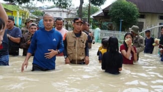 Pj Wali Kota Tebingtinggi, Moettaqien Hasrimi meninjau banjir yang merendam kawasan pemukiman warga. Pj Wali Kota Tebingtinggi, Moettaqien Hasrimi meninjau banjir yang merendam kawasan pemukiman warga.