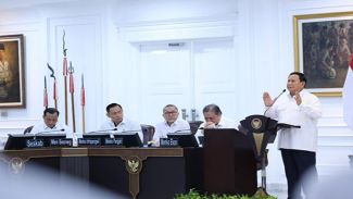 Presiden RI, Prabowo Subianto bersama para Menko jajarannya. Presiden RI, Prabowo Subianto bersama para Menko jajarannya.