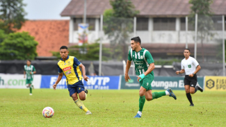 Striker PSMS Medan, Jacinto Cabral dikawal pemain Persikota. Striker PSMS Medan, Jacinto Cabral dikawal pemain Persikota.